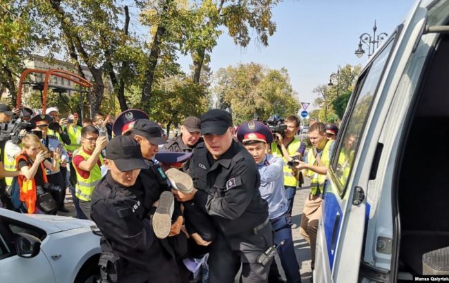 Полиция Казахстана заявила о 100 задержанных участников протестов