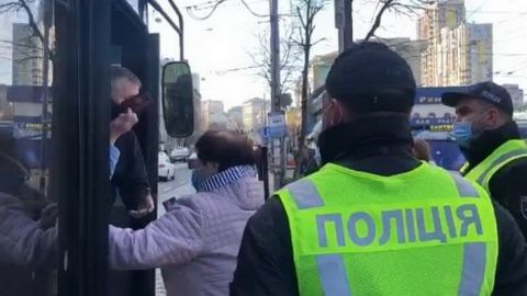 Остановки, метро и парки: из-за локдауна в Киеве усилили патрули