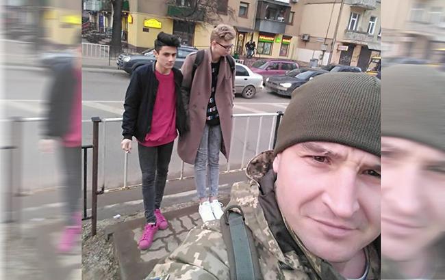 Скандал из-за фото с подростками: военный прокомментировал свой поступок