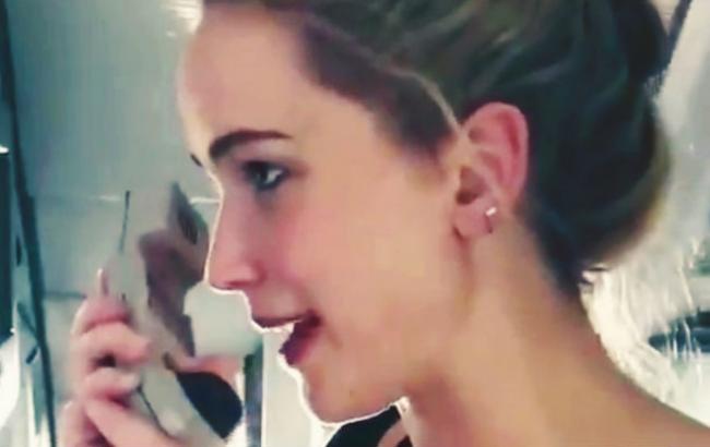 Дженніфер Лоуренс захопила інтерком літака для розваги (відео)