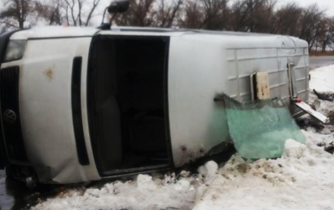 В Харьковской обл. перевернулся пассажирский микроавтобус, 4 человека госпитализированы