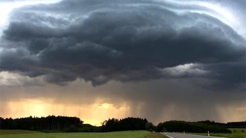 Синоптики попереджають про дощі та грози в Україні 26 травня