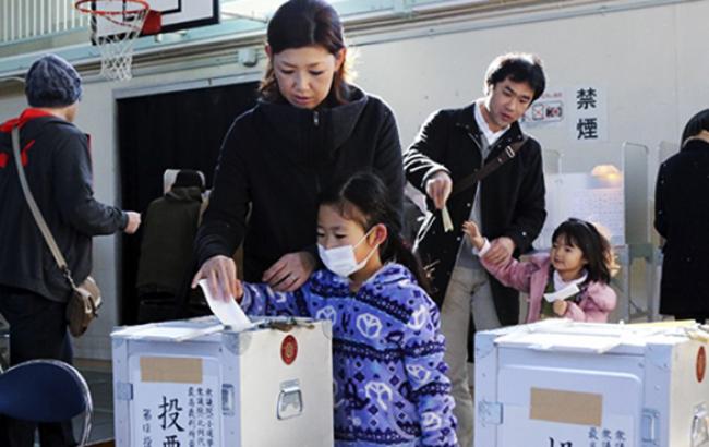 На выборах в Японии побеждает коалиция премьера Абе