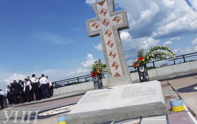 "Заповіт" из пуль: в Киеве открыли место памяти Тараса Шевченко