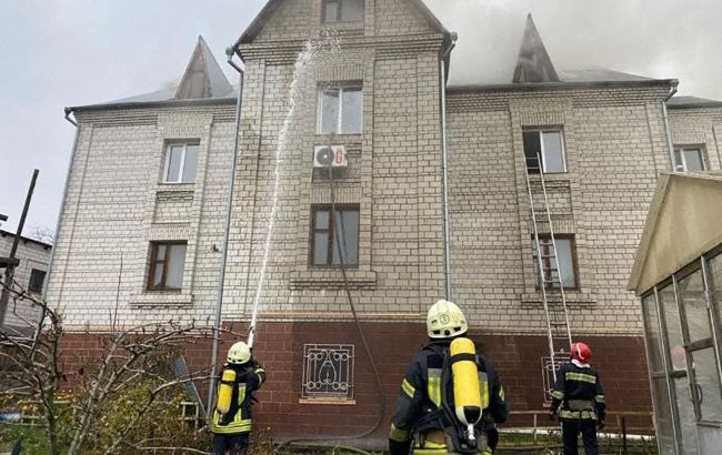 У Києві горить триповерховий будинок, є загроза розповсюдження вогню