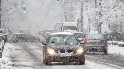 Более 30 часов снегопада: в Киеве образовался транспортный коллапс