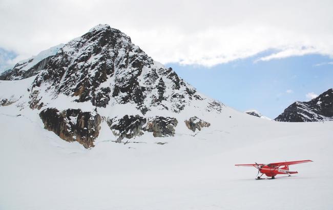 Сеть "взорвало" видео приземления самолета на ледник