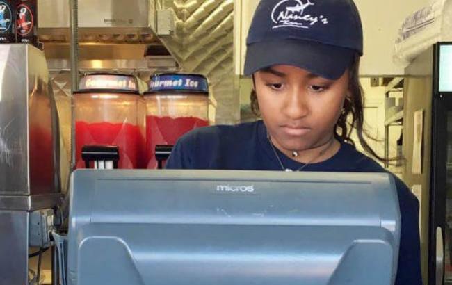 Дочка Обамы устроилась работать кассиром в ресторан
