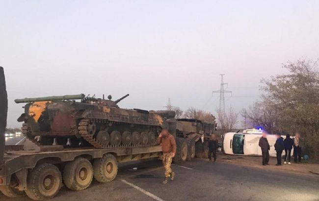 В Одесской области автобус попал в ДТП с военным тягачем, есть пострадавшая