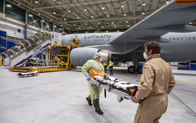 Німецький "літаючий госпіталь" вивіз 30 тяжкохворих українців на лікування до Німеччини