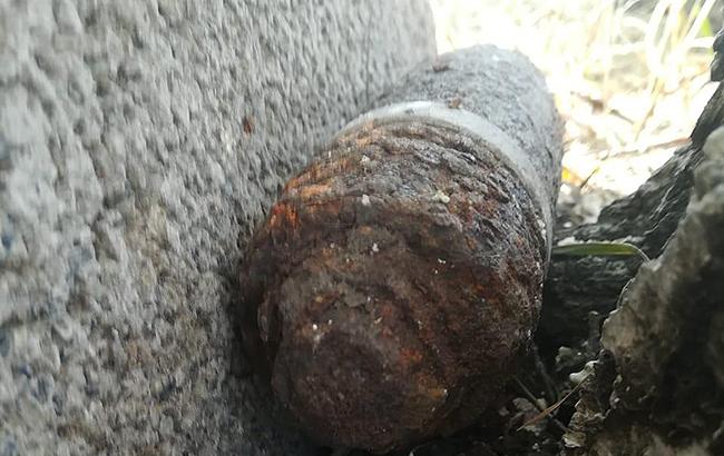 В Харькове на территории школы обнаружили снаряд времен Второй мировой войны