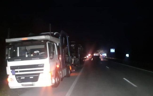 У Житомирській області автобус зіткнувся з автовозом: одна людина загинула, 11 поранені