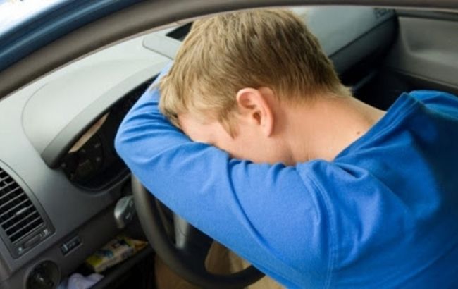 Експерт пояснила, до якого жахливого стану призведе читання в машині