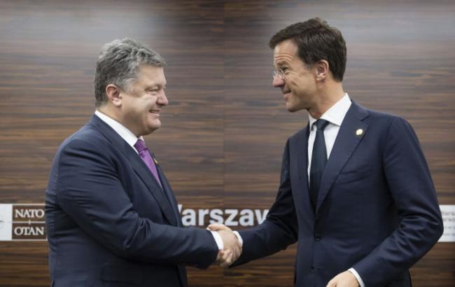 Порошенко в Польщі закликав Нідерланди схвалити УА України з ЄС