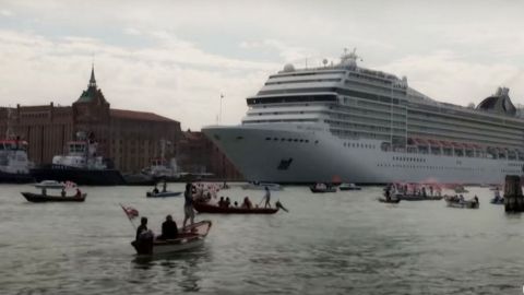 Жителі Венеції виступили проти повернення круїзних лайнерів