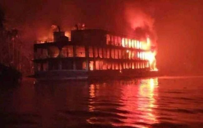 У Бангладеш на поромі сталася пожежа, загинули щонайменше 30 людей