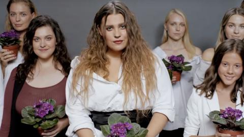 "Не та фіалка": вчені знайшли помилку в кліпі групи KAZKA