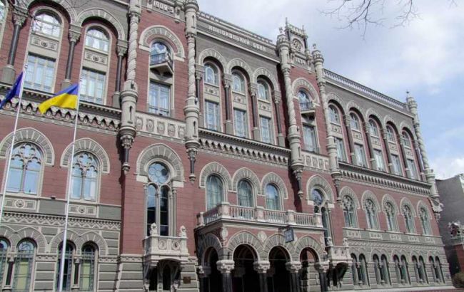 НБУ на 15 квітня послабив курс гривні до 25,64 за долар