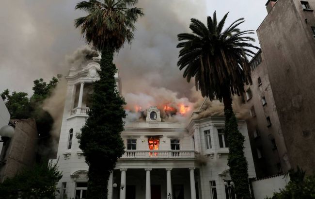 В столице Чили во время протестов подожгли университет