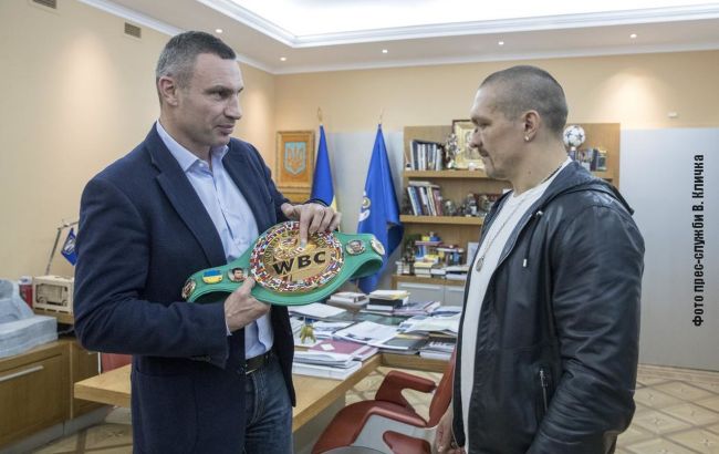 Кличко поздравил Усика с победой и подарил ему чемпионский пояс WBC