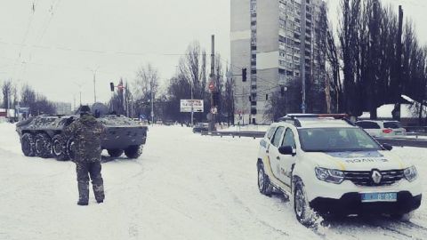 В Киеве из-за снегопада задействовали БТР
