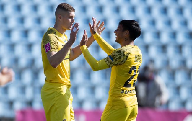 "Днепр-1" с хет-триком Довбика разгромил "Зарю" и возглавил УПЛ