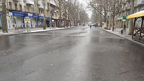 В Николаеве с утра идет ледяной дождь, тротуары превратились в каток