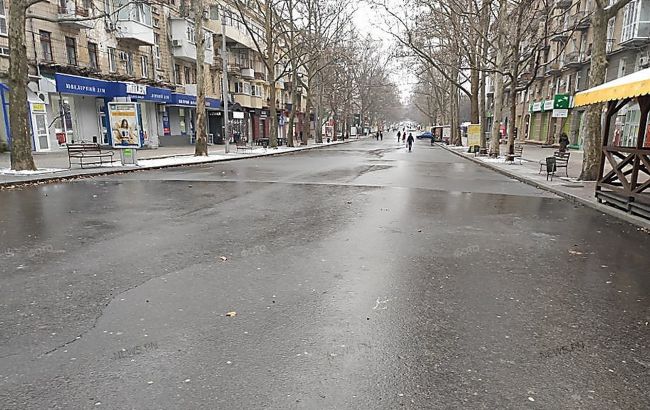 В Николаеве с утра идет ледяной дождь, тротуары превратились в каток