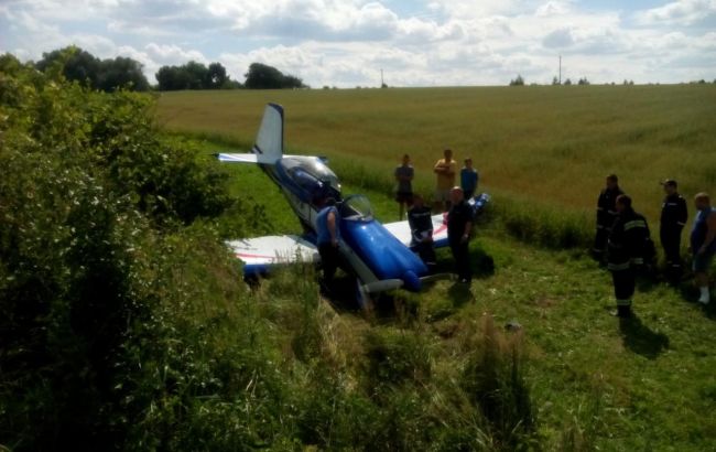 У Львівській області аварійно приземлився літак з іноземцями