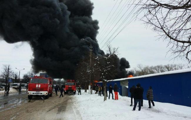 В Черновцах горит один из крупнейших рынков Украины
