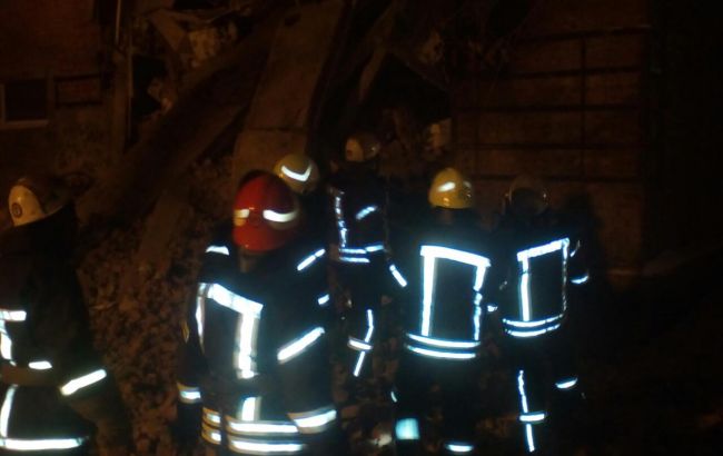 Обрушение общежития в Чернигове: под завалами находятся два человека