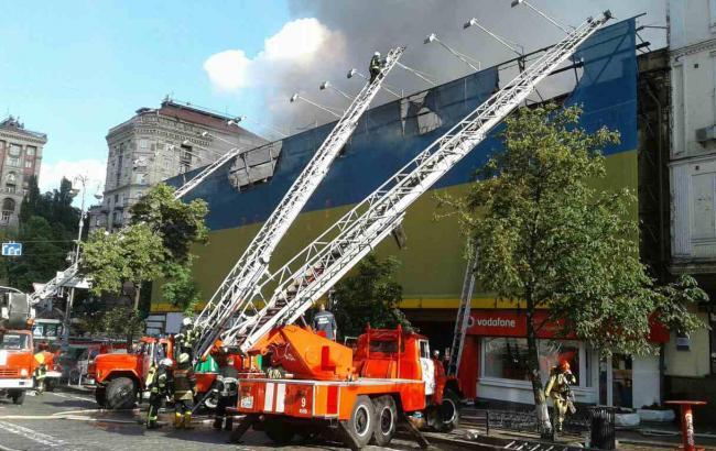 Пожежа на Хрещатику: в ДСНС повідомили про загрозу руйнування будівлі