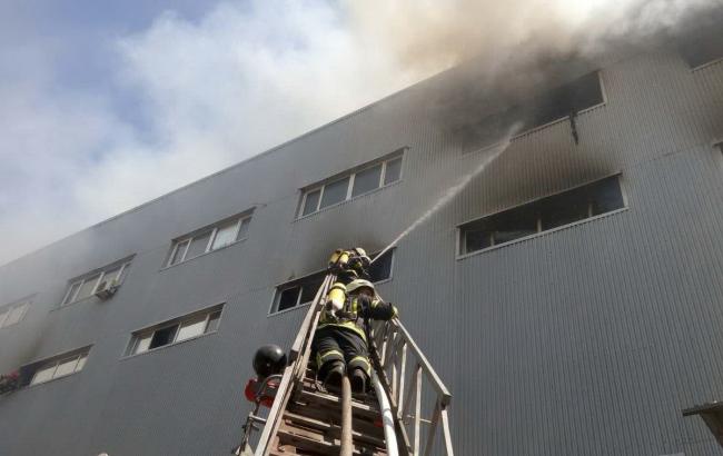 Спасатели локализовали пожар на складе в Киеве