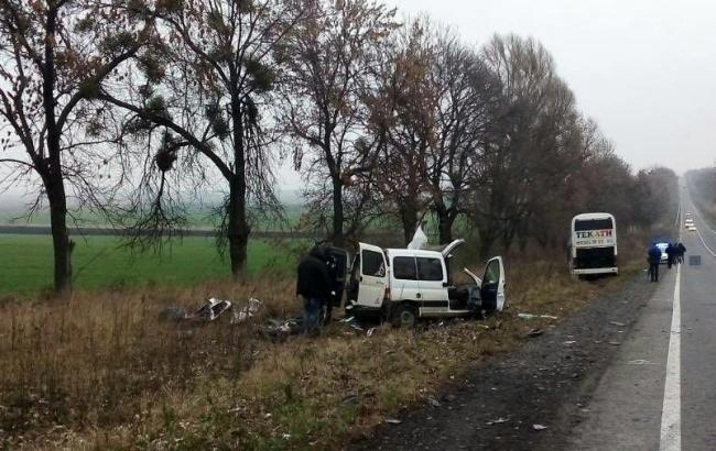 Во Львовской области автомобиль столкнулся с пассажирским автобусом, есть погибший