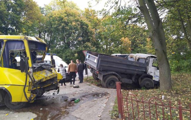 Во Львовской области столкнулся грузовик с маршруткой, есть пострадавшие
