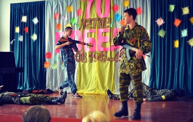 Школьники в Донецке имитировали на сцене расстрел украинцев