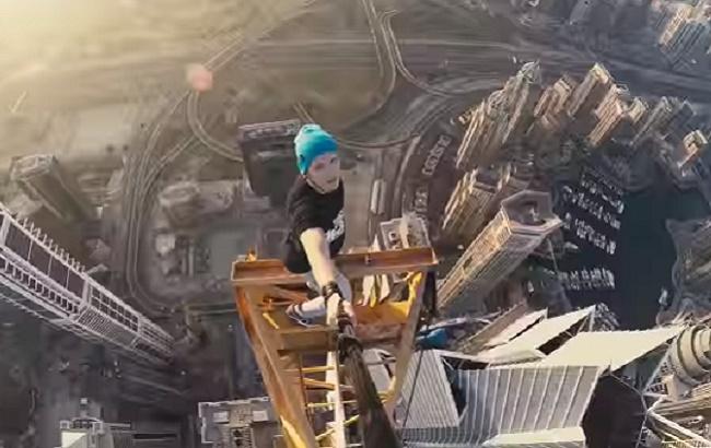 Покоряя вершины: украинский руфер забрался на 452-метровый кран в Дубае
