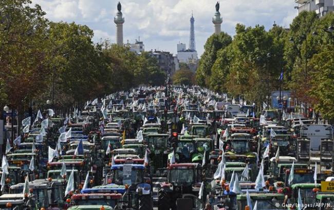 В Париже прошел многотысячный "тракторный" протест