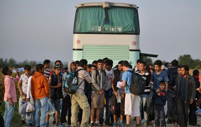 Из Венгрии в Австрию пешком идут 2 тыс. беженцев