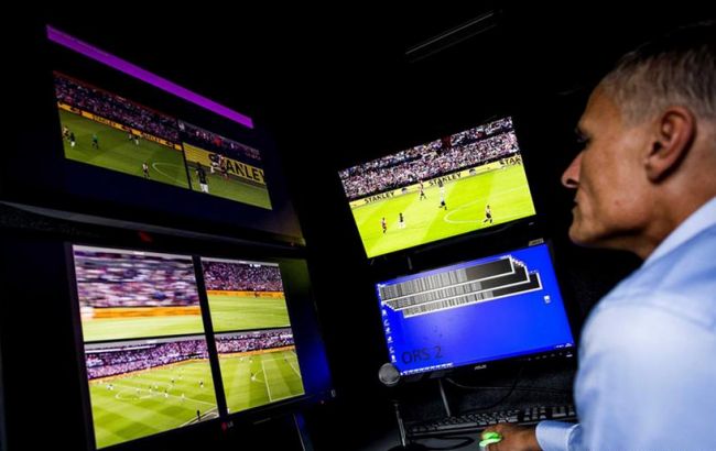 Футбольні судді зможуть використовувати відеоповтор під час матчу