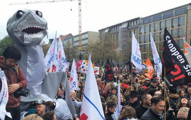 У Німеччині десятки тисяч людей протестують проти ЗВТ між ЄС і США
