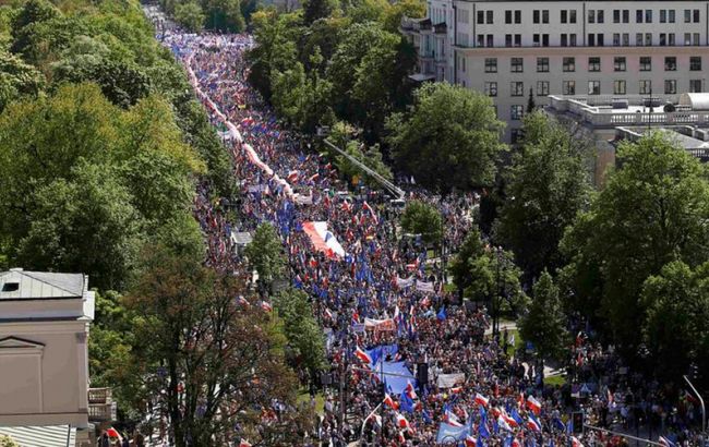 Близько 250 тисяч поляків вийшли на антиурядовий протест у Варшаві