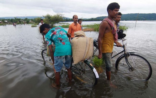 Бурі та повені у Південній Азії: загинуло понад 100 людей