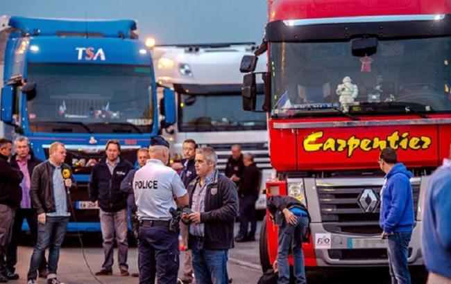 Во Франции водители перекрыли трассу в знак протеста против лагеря беженцев