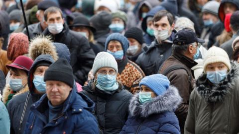 Кілька хвилин на свіжому повітрі знижують заразність коронавірусу на 90%