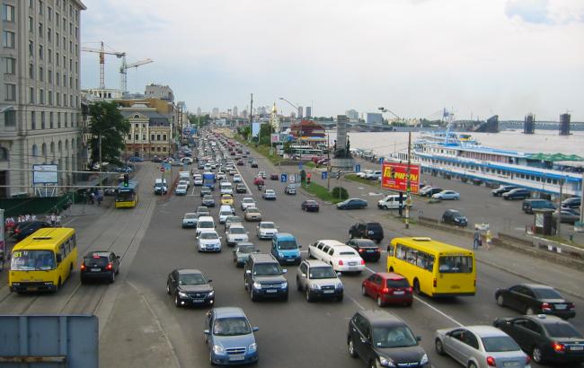 У Києві на вулиці Братській буде частково обмежено рух автотранспорту