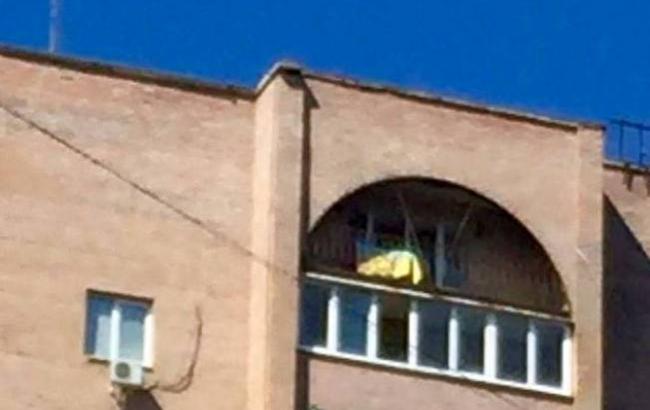 В Донецке на доме, где живет боевик Моторола, повесили украинский флаг