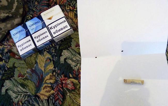 В Хмельницкой области работник исправительной колонии поставлял заключенным наркотики