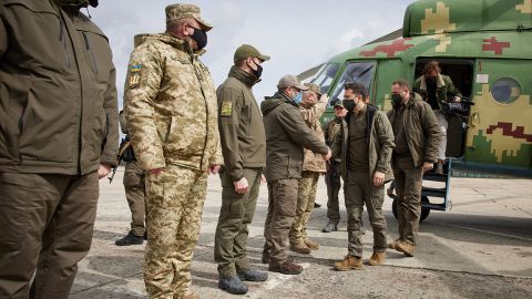 Зеленский об обострении на Донбассе: активизировались вражеские снайперы