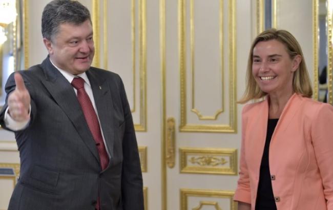 Порошенко обсудил с Могерини санкции и миротворцев